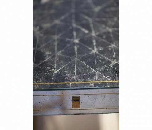 Декоративный стол Jonathan Charles Eglomise & Gilded Iron Box Top Side Table арт 494256-G-GES: фото 6