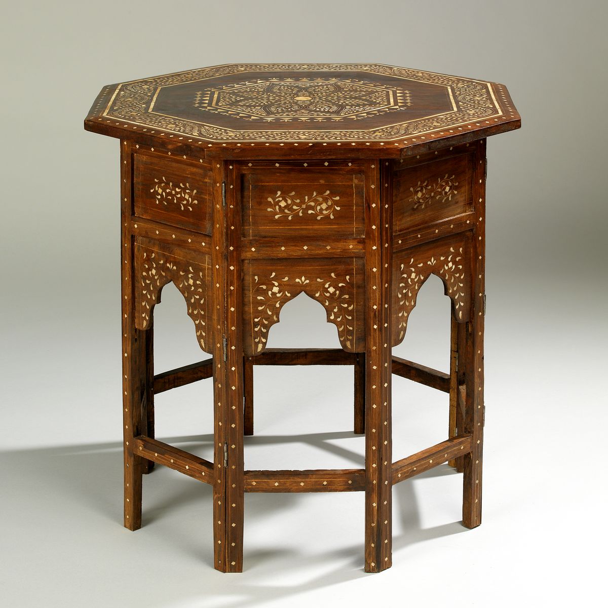 Столик в мавританском стиле