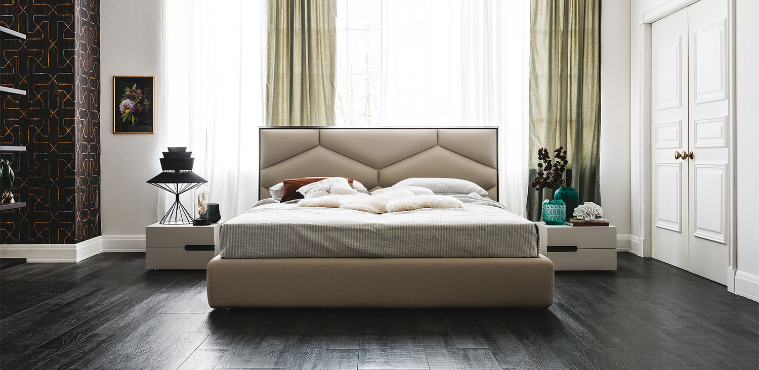 спальня кровать с мягким изголовьем современный дизайн